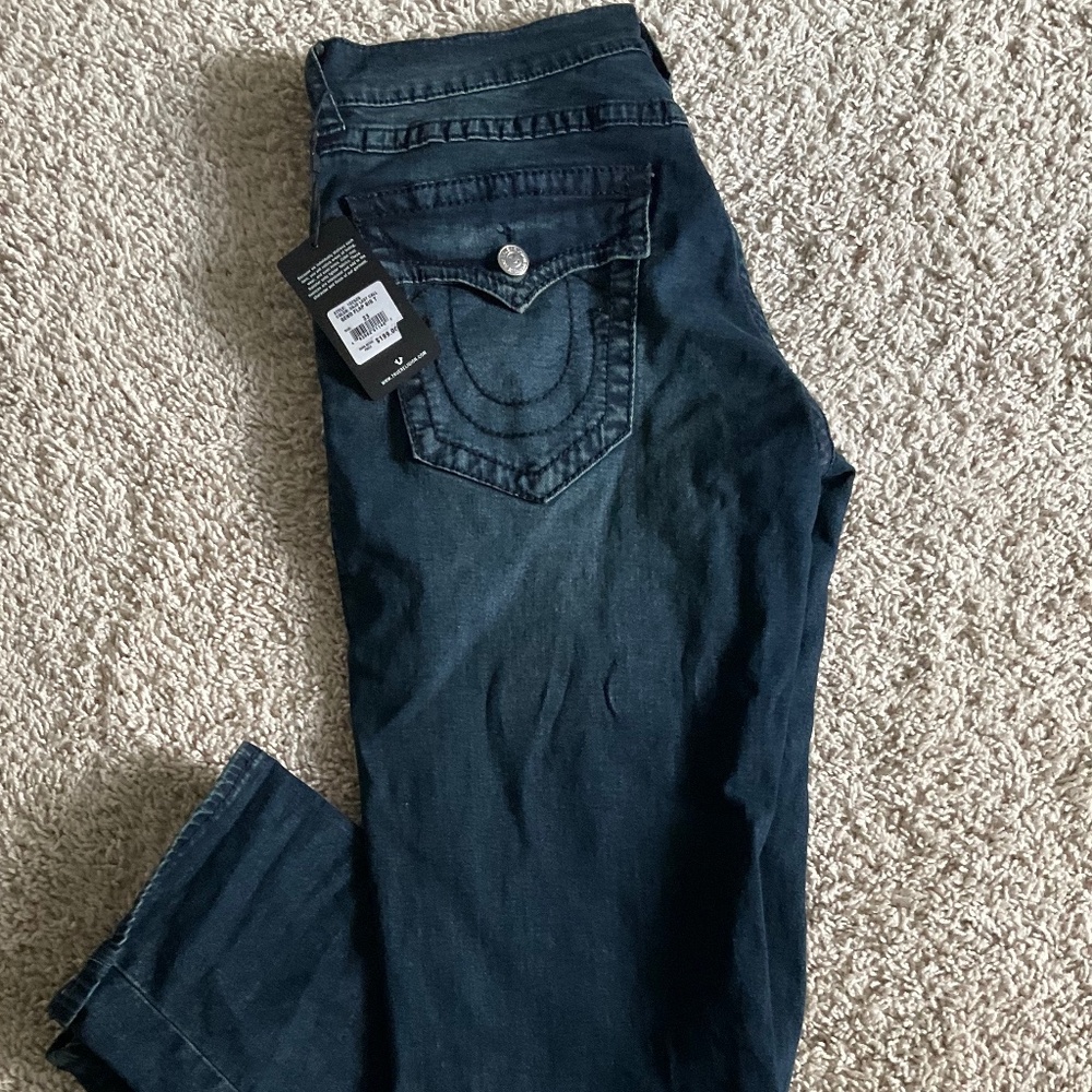 True Religion Geno Flap Big T Jeans Relaxed Slim.   SIZE: 33" x 32".